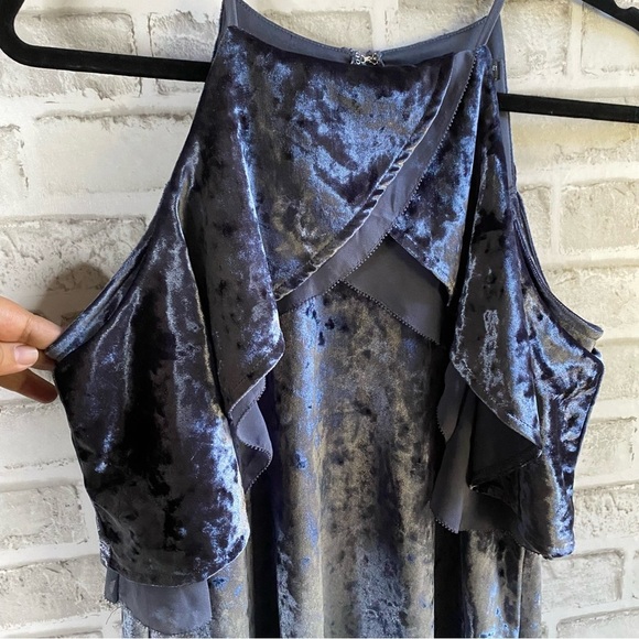 WHBM Cold Shoulder Crushed Velvet Top - Picture 3 of 6